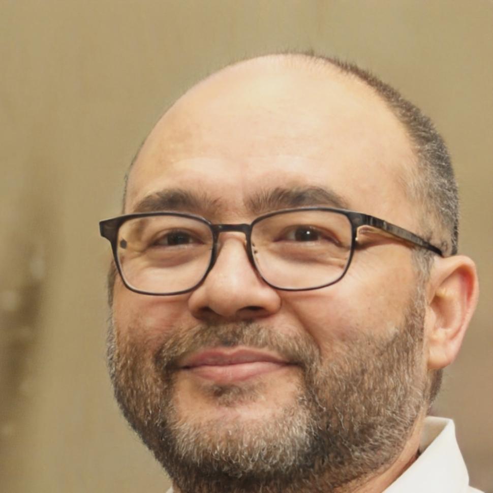 Especialista en seguridad domiciliaria realizando evaluación profesional